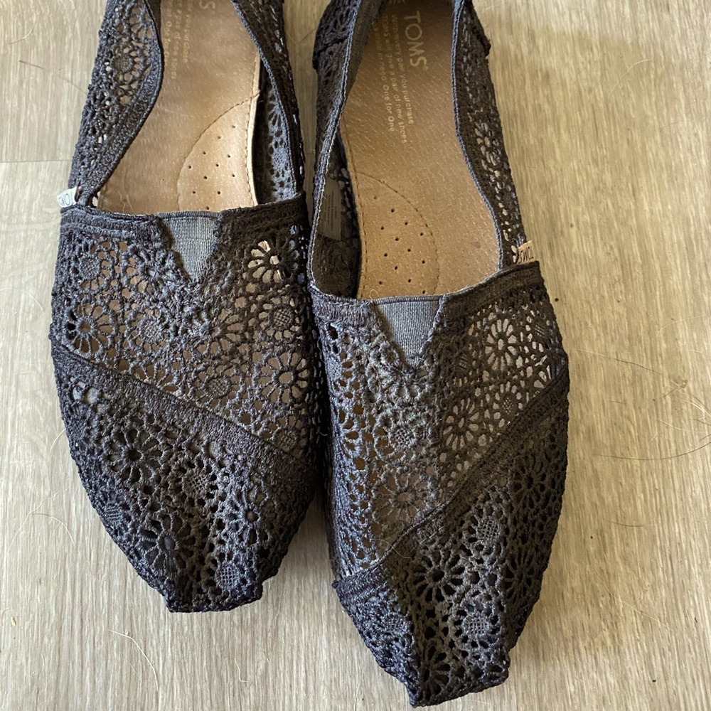 Woman’s toms shoes